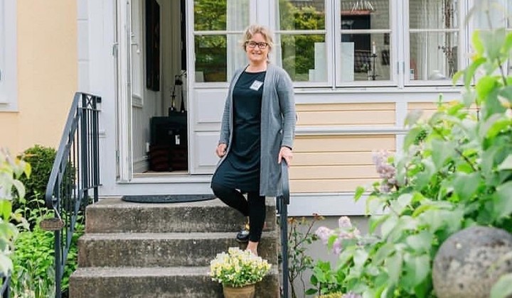 Konstnärinnans trädgård med ateljé, galleri och butik. Secondhand, konst & hantverk. 