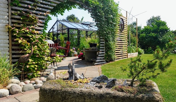 Tarja och Rolands trädgård, Västerås