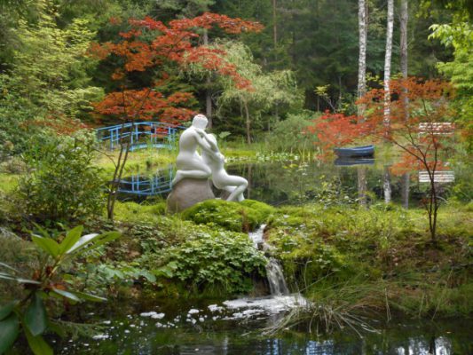 skulpturen Kärlekens Födelse med vattenfall