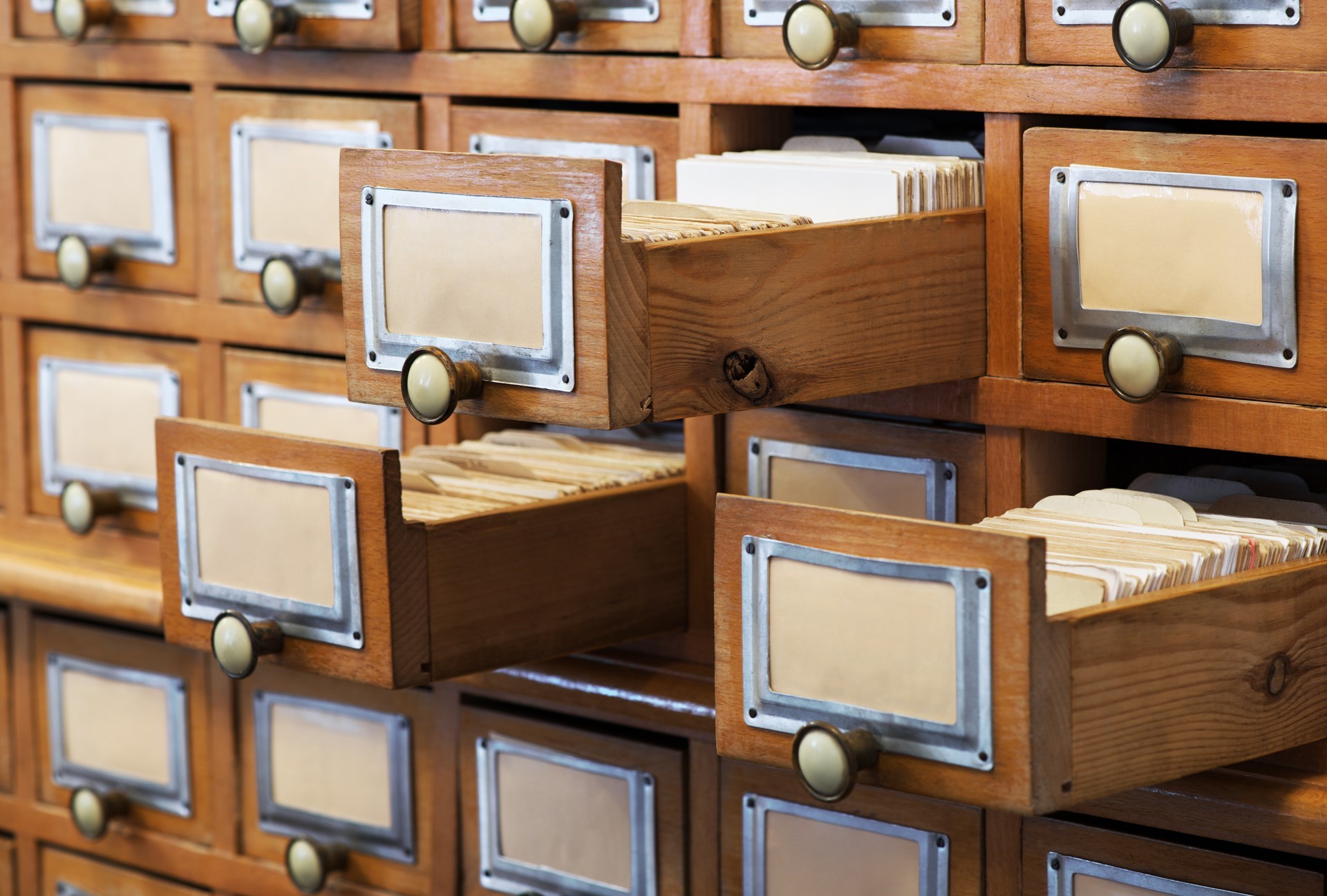 Gamla arkivlådor med innehåll